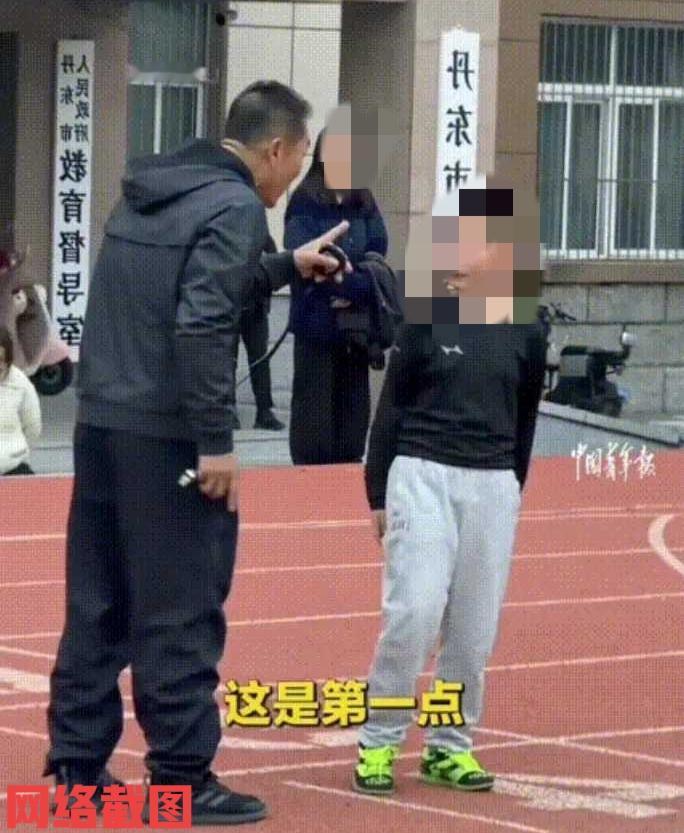 辽宁丹东有女子送孩子去练体育。这天女子来看孩子训练时，无意中看见自己孩子的教