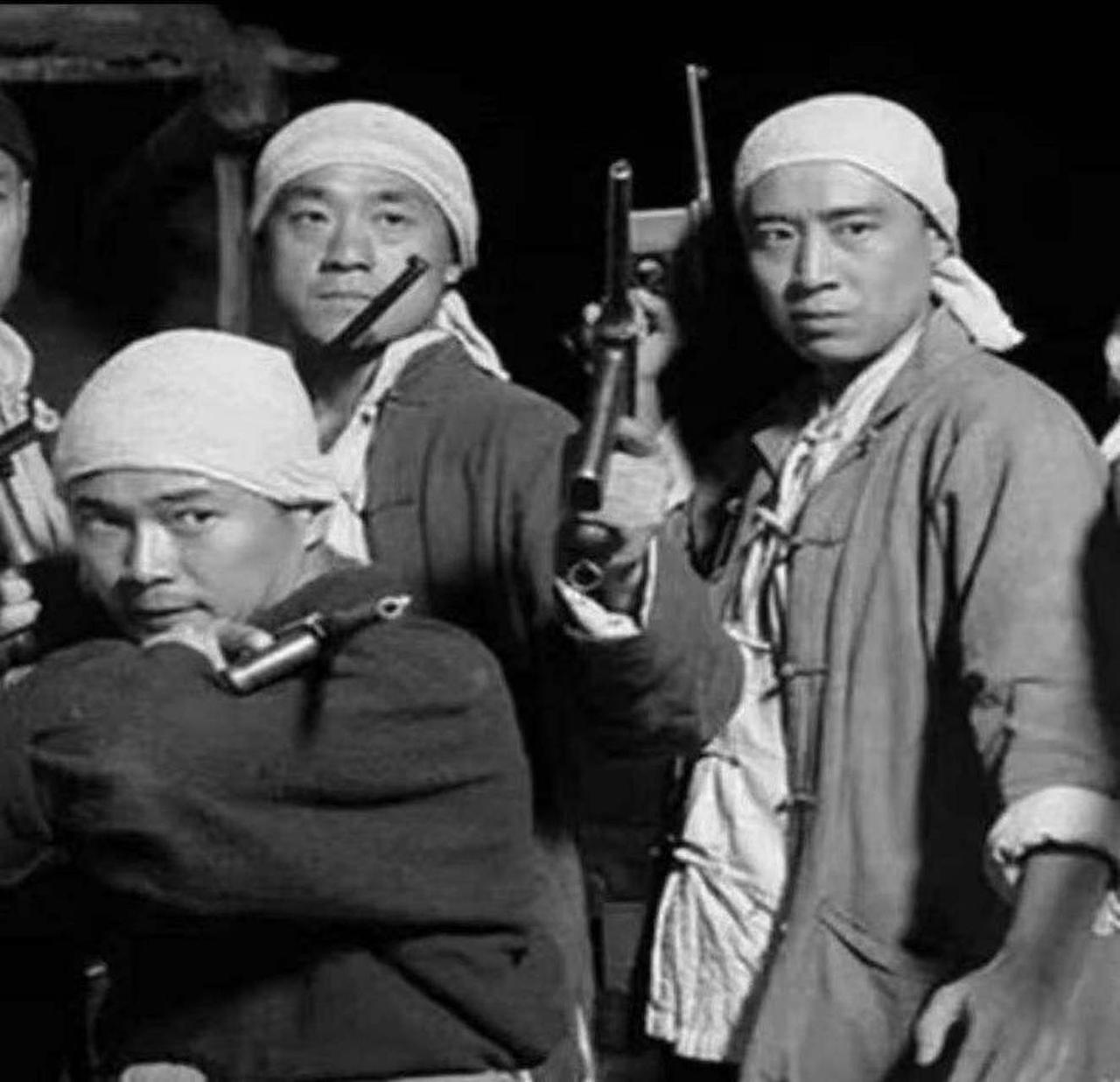 1943年，汉奸头子刘赐胜杀人如麻，游击队长叫来两个高手，限十日内除掉刘赐胜，其