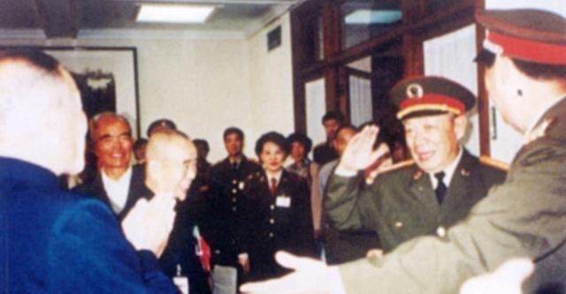 1964年毛主席提个问题，肖华答不上，急电济南军区：我要找杨育才杨育才1926