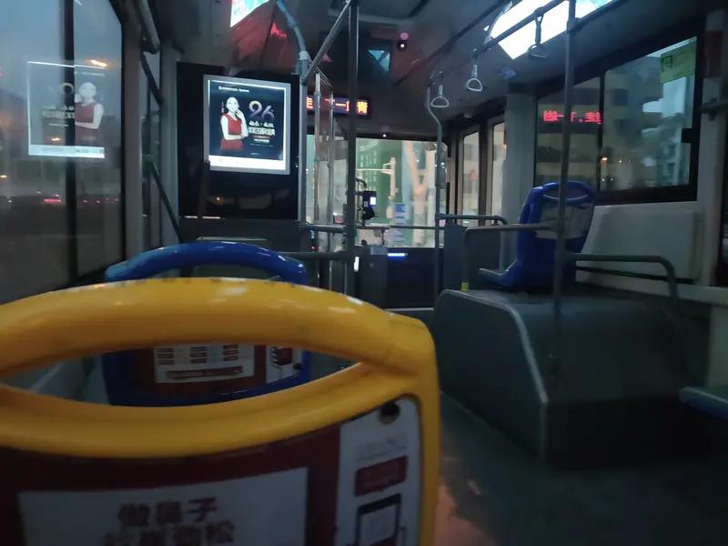 据头条报道了两则新闻。一则是合肥公交李师傅违规带客遭罚，他私自决定将一位没赶上末