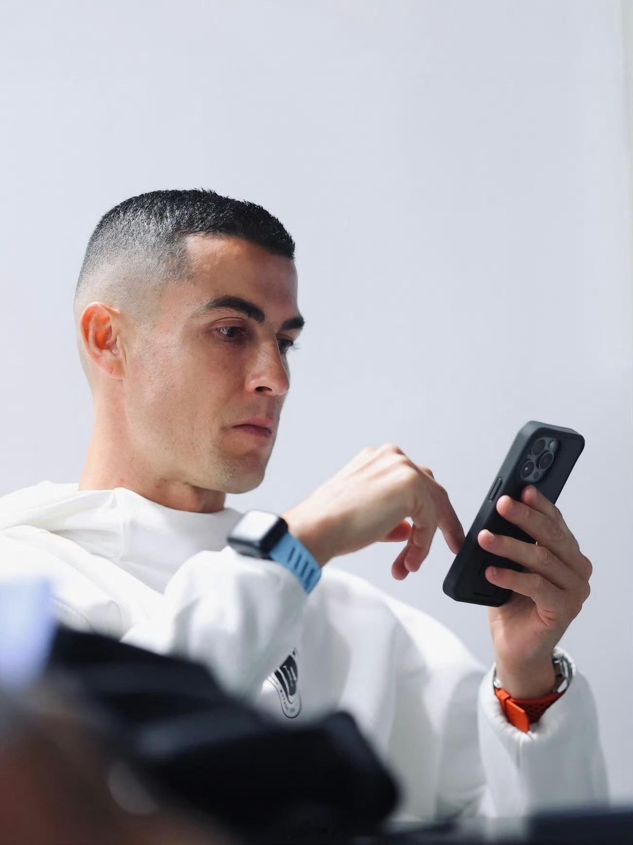 有钱如C罗也还在用旧款iPhone！C罗读秒绝杀​​​