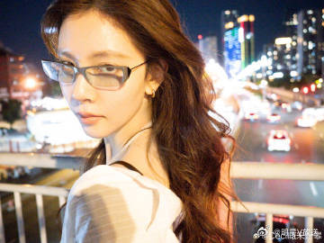 宋妍霏也受不了成都辣连宋妍霏都扛不住成都的辣，被辣到的样子太真实了，成都的辣真