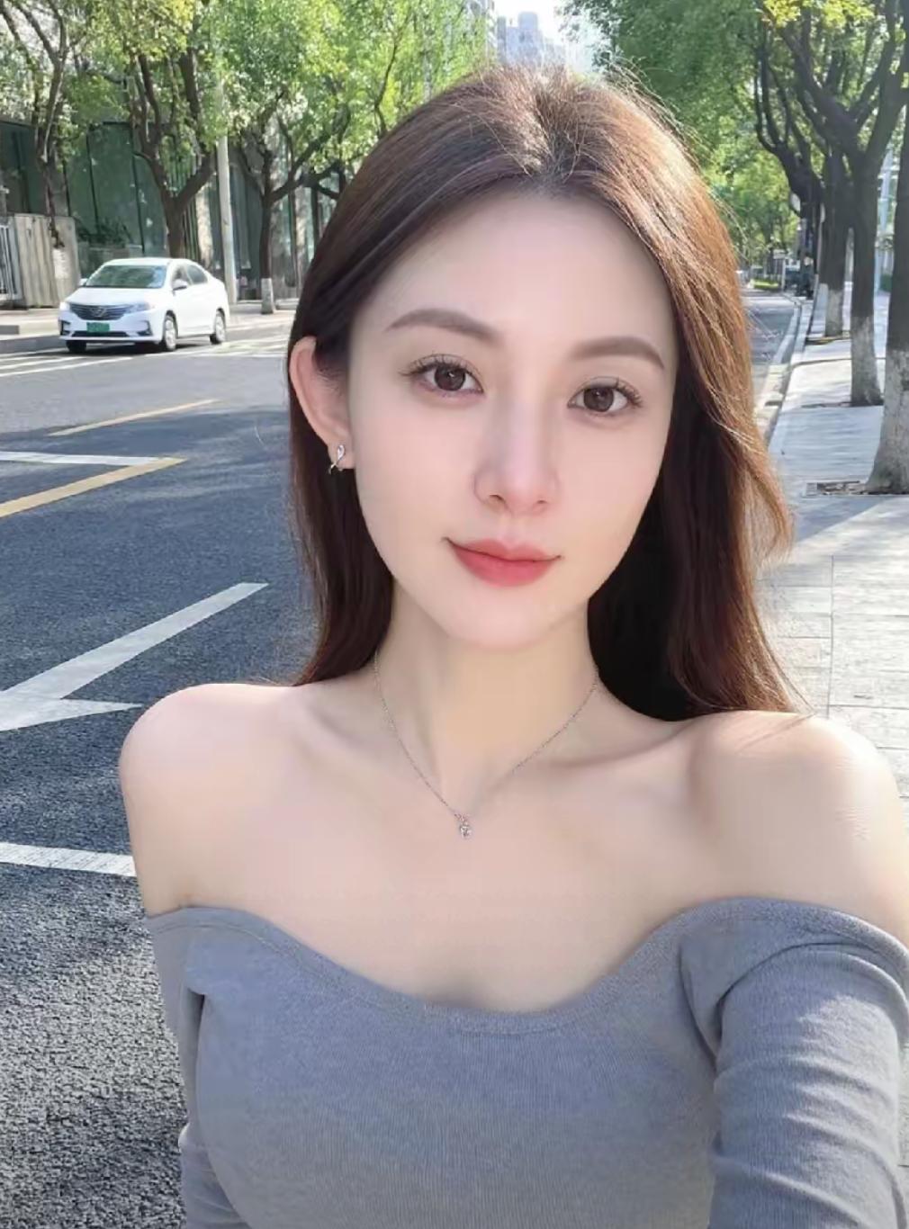 纯天然的美女能有什么缺点?缺点就是不好看[笑着哭]