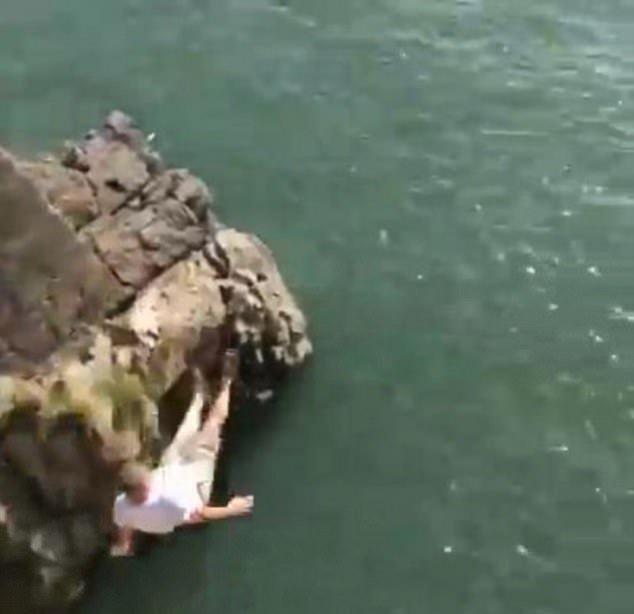 英国男子从 20 米悬崖跳水险撞岩石