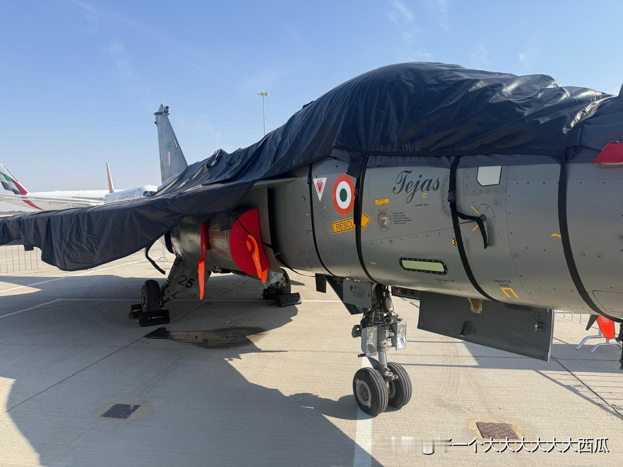 印度这下是真的尴尬了，阿联酋迪拜航展上，印度空军高调参展他们的国产新型光辉战