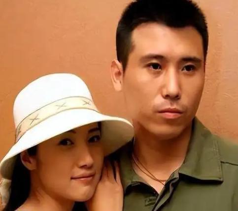 李乃文在结婚之后，他老婆让他把收入全部上缴，可是有一次，他老婆在打扫卫生的时候，