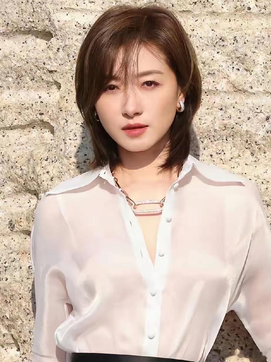 我真的很佩服万茜的婚姻观，清醒又通透。​她从前坚决不婚不育，最后却低调嫁给圈外建筑学者徐洪涛，没有婚