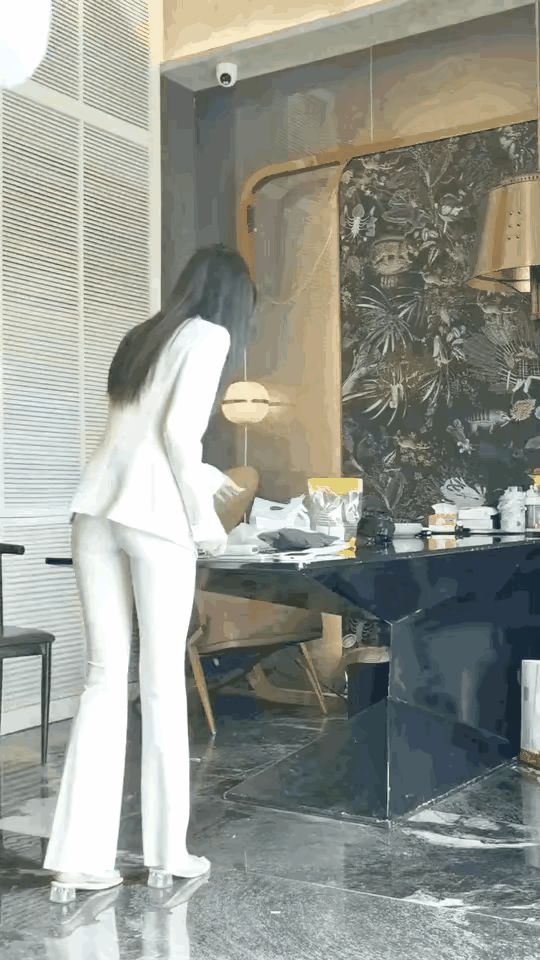 据说某大富人家，雇佣很多年轻的大学生，做保姆和管家！一群漂亮的女孩子，像经营一个