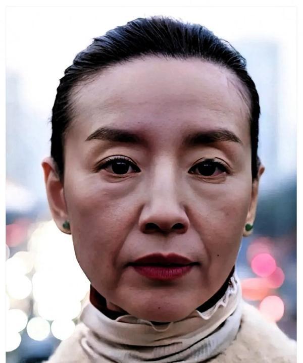 董洁直播时那张脸，把好多人都看愣了。眉眼间的疲态，粉底都压不住，眼神是散的，整个