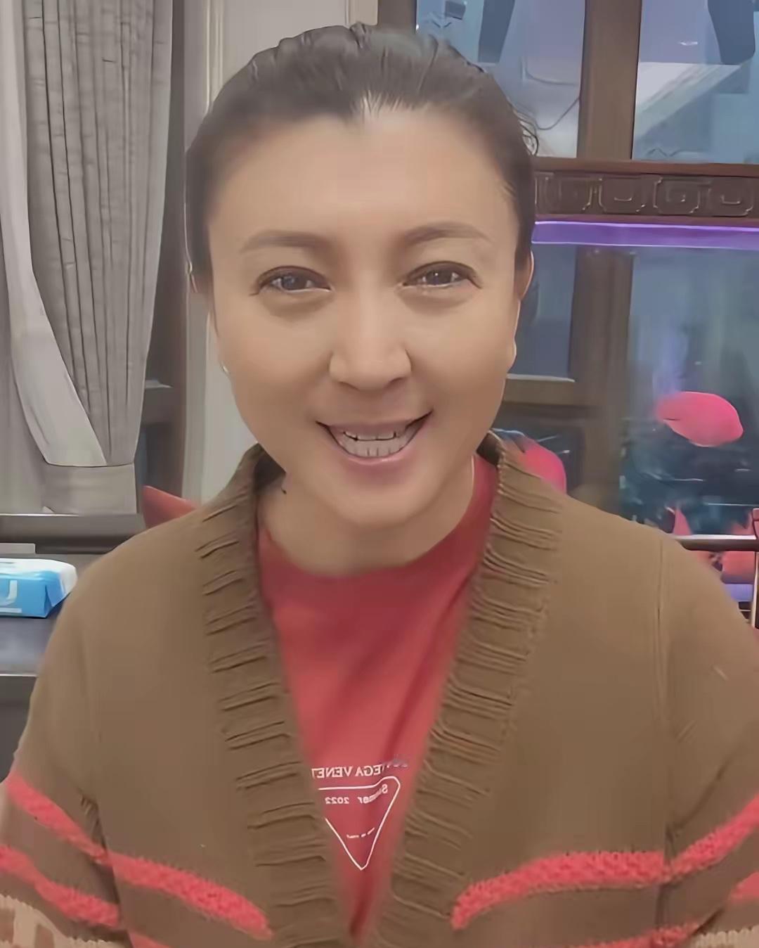 闫学晶的“笑”，成了内娱最虚伪的演技照妖镜！国家一级演员、多次飞天奖得主，农村