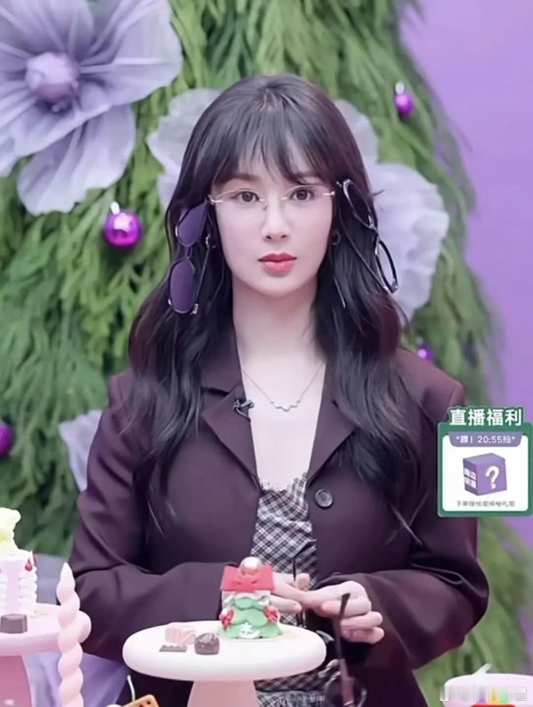 有点诡异了，杨紫是怎么做到出组后颜值状态还稳步直线下滑的？还没彻底转型完呢，年龄