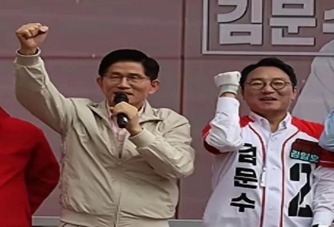 韩国总统竞选激烈进行着，这时候金文洙形势一度地落后，这样的形式对他非常不利，这时