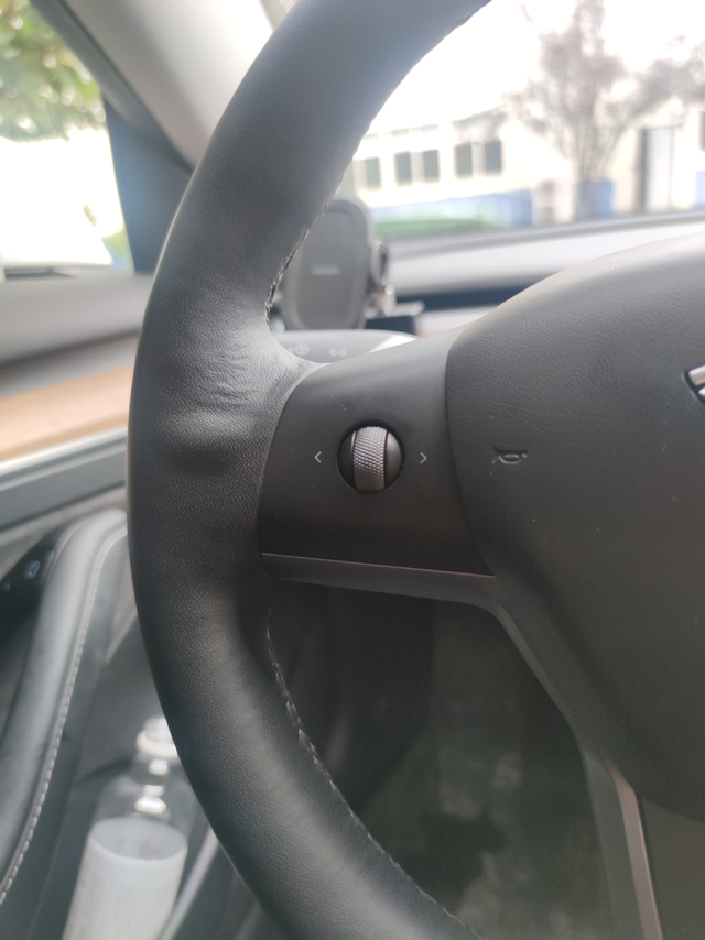 特斯拉方向盘鼓包了之前看到很多人说特斯拉方向盘鼓包，我开到1年的时候，方向盘出