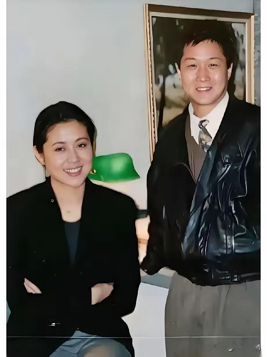 看了第一张照片你是不是理解了，为什么倪萍当初会嫁给王文澜？因为小伙子长得太帅