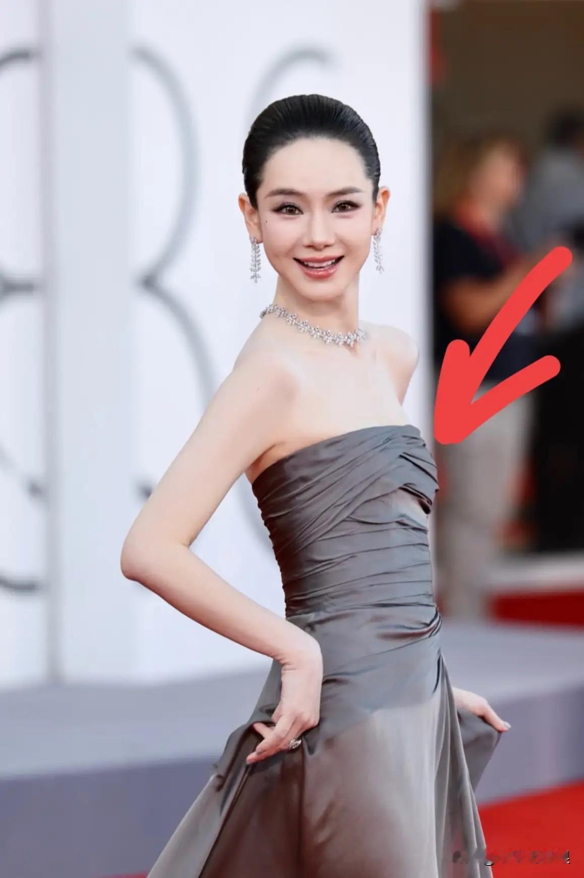 戚薇，真的是个谜！她是怎么做到把自己瘦成这样的，这瘦的面相都有点变了，只是让