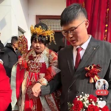 朱之文的女儿出嫁了。新郎长得和她哥哥朱小伟几乎一个模子刻出来的。体格敦实，气质