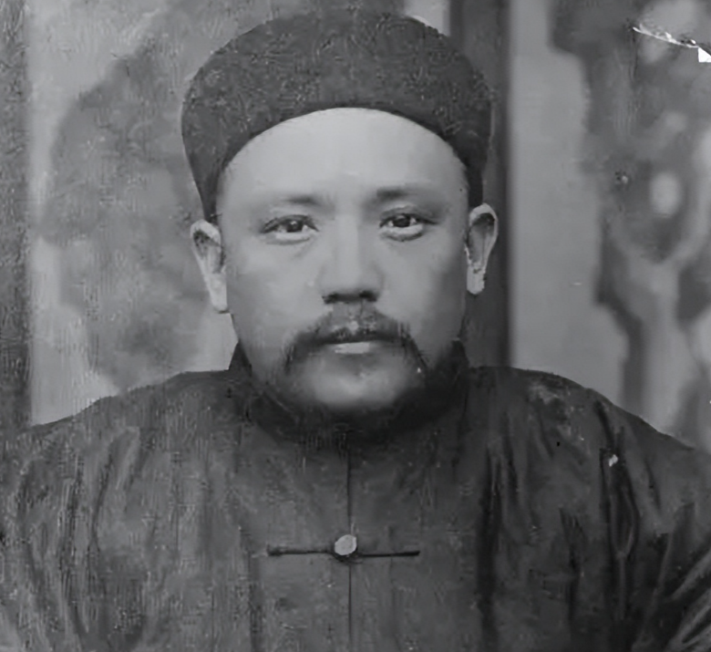 1915年，袁世凯正试穿龙袍，大姨太噗嗤一声笑了，袁世凯问：“笑什么？你一个婊子