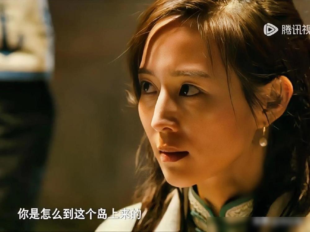 《长河落日》叶德公万万没想到，一直在外的女儿叶碧莹，一下船就被捕了！叶碧莹（张钧