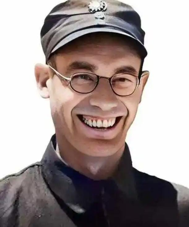比起打仗，李德的私生活也一样荒唐。他刚来没多久，就耐不住寂寞，到处寻花问柳，闹得