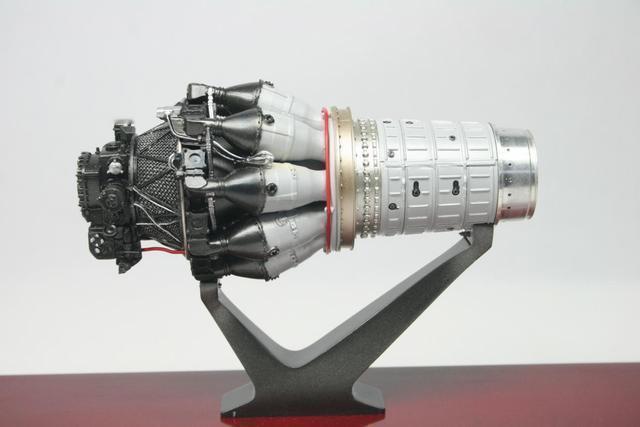 网友称，原来的轰5采用的是与歼5同款的涡喷发动机。虽说它是喷气式轰炸机，但其飞行