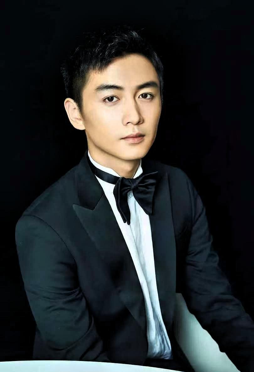 鲁豫问陈晓:“你的朋友多吗？”陈晓摇摇头:“我没有朋友。”主持人惊讶:“怎么会没