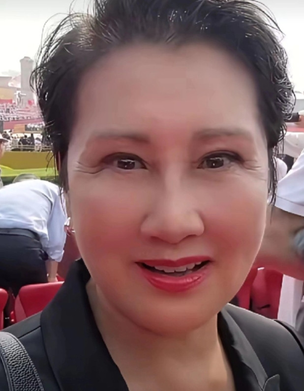 你们看张凯丽了吗？我昨天刷到她受邀观礼晒出的照片第一眼我都没敢认，这还是我认识