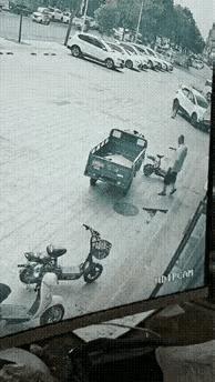 听说你买了一辆无人驾驶的三轮车，是不是真的？当然是真的！不信你看！