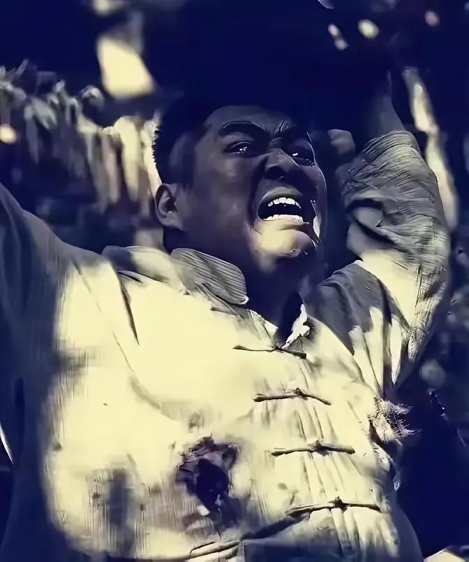 1943年，男子被日军投进了粪水牢房，四天后，日军准备动手，可他觉得就这么死了太