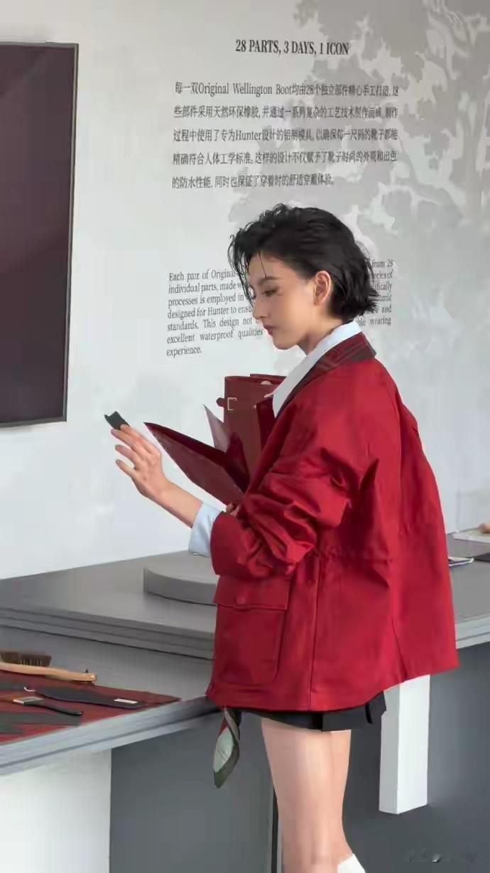 同穿红衣差距好大！宋祖儿湿短发英气十足，奚梦瑶硬凹少女感翻车​​​