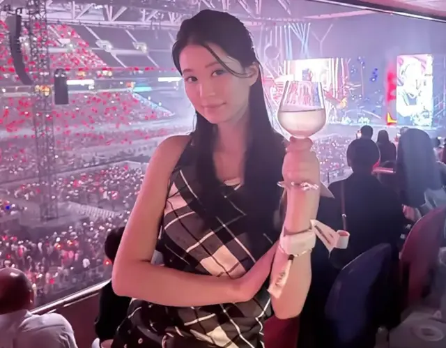 乔欣去看谢霆锋演唱会,穿紧身背心火辣热舞,结婚后越发娇俏动人