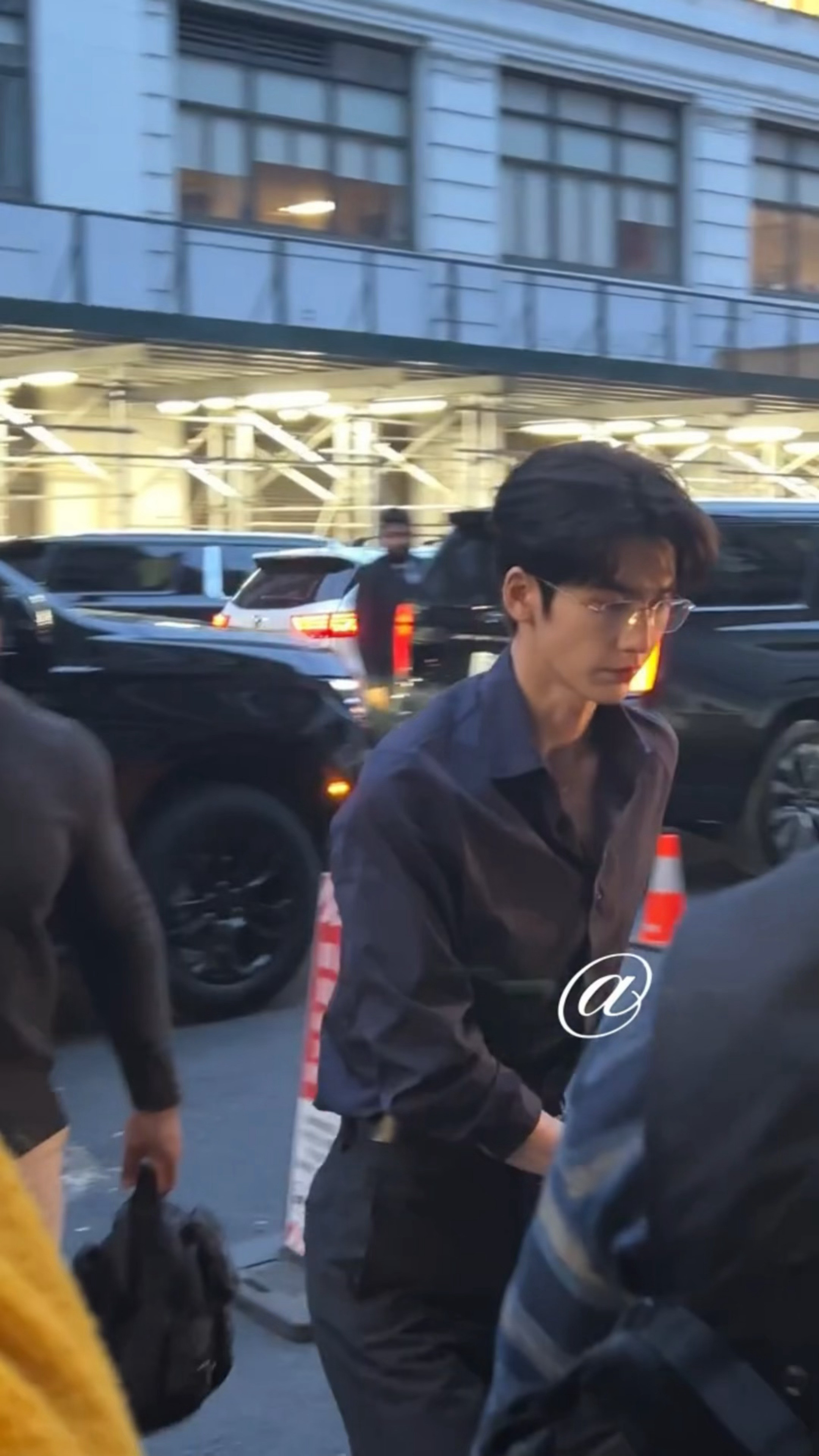 妈呀现代剧狠狠吻上好吗！！！！！！好A的张凌赫！！！！张凌赫黑衬衫金丝眼镜造型张