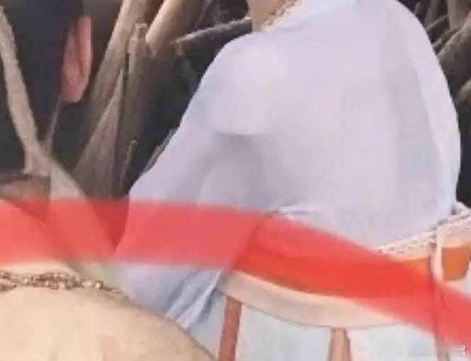 这大垫肩，怎么都流行这么夸张的垫肩