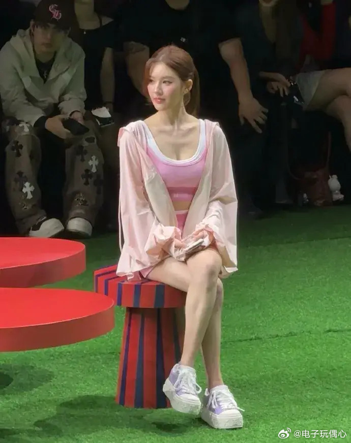 现实中看到的赵露思，就光这形体，搁人堆里也是很优越的存在了，不愧是四川第一美人