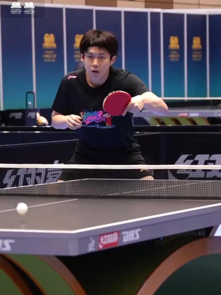 王楚钦又戴上了他的黑发带，太个性了！发带会带给他力量吧，头哥很喜欢发带，黑发带