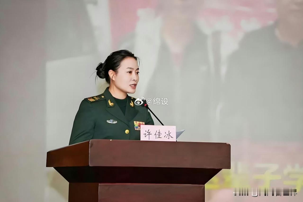 能当到这个级别的女兵，数量肯定比将军少!​​​