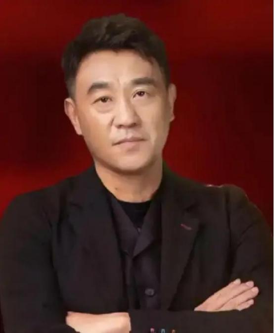 1997年，何冰还在北京人艺跑龙套，一个月拿99块钱工资。快三十的人了，事业没着
