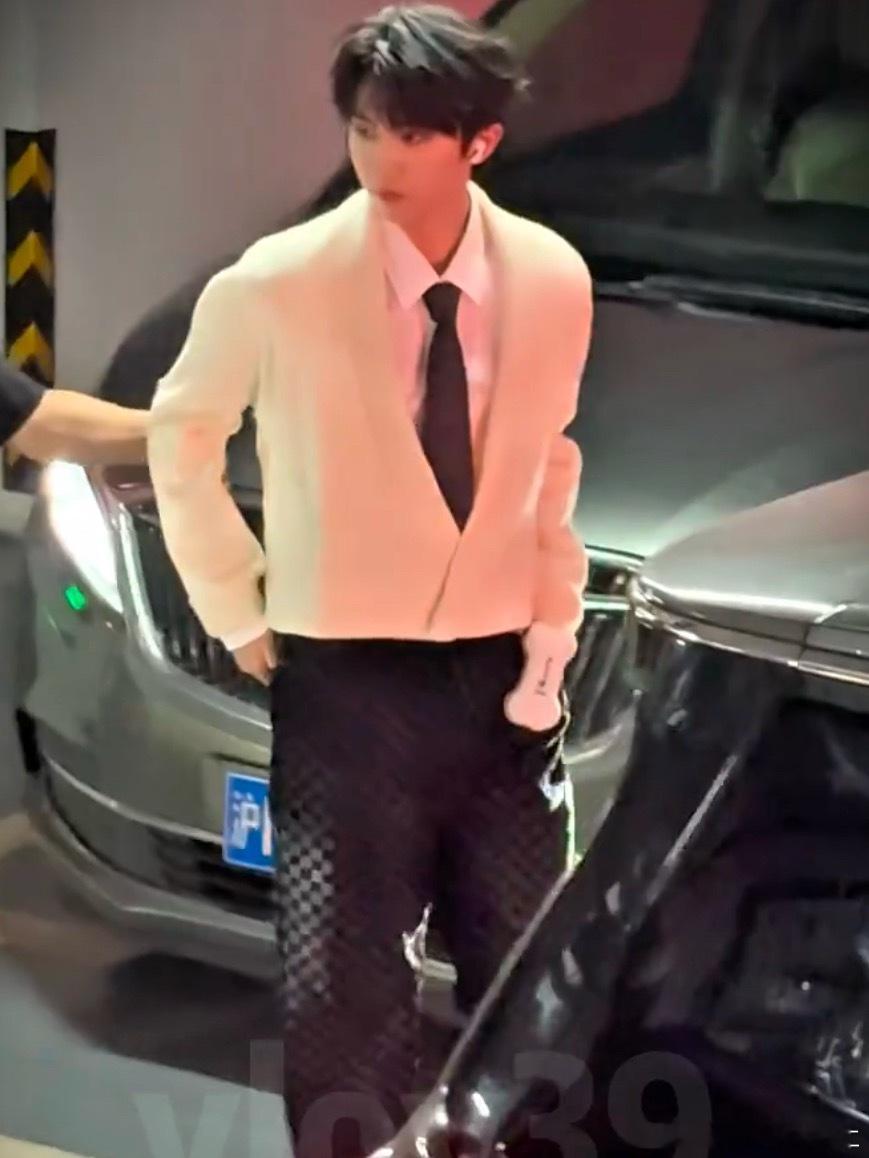 马哥裤子上面还有一个狗儿骨头​​​