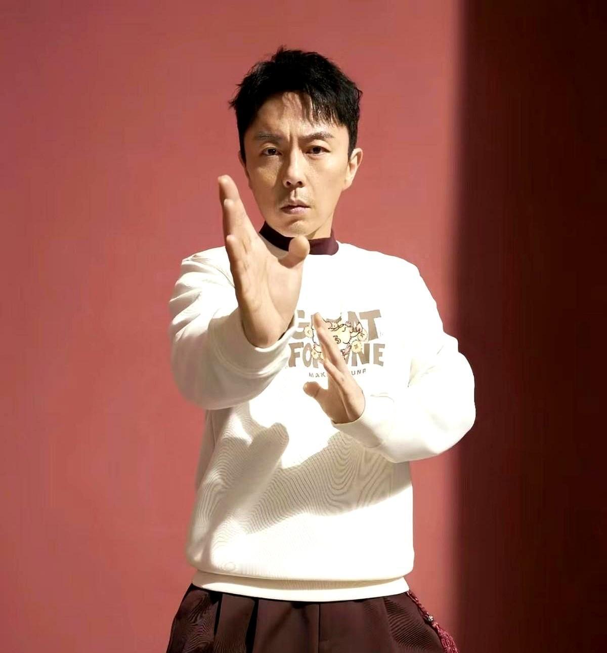 吴京的“狠心”，终于藏不住了。所有人都以为，凭吴京和谢苗的关系，带他进《战