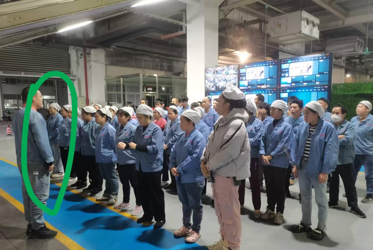 这个车间主管是老板从别的地方挖过来的，一月工资12000元，来这厂上班还不到2个