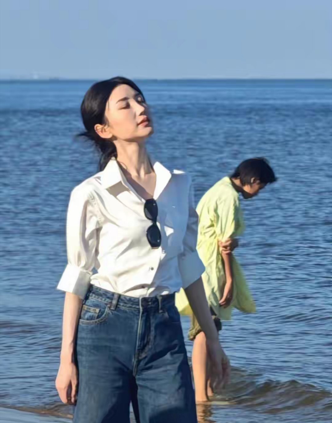 毛晓彤阿那亚海边被偶遇！本人很白很瘦，脸超级小，笑起来很甜美​​​
