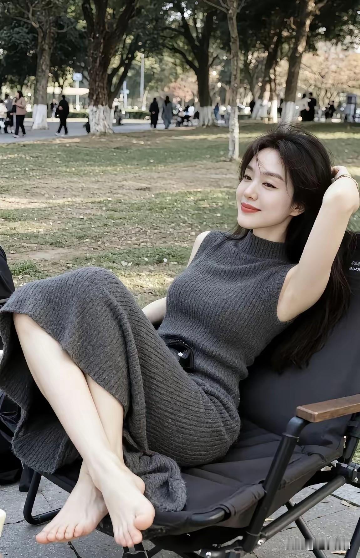 这位美女太会享受了，惬意的躺在公园的树下享受周末的美好时光。有一种难得的舒爽。更