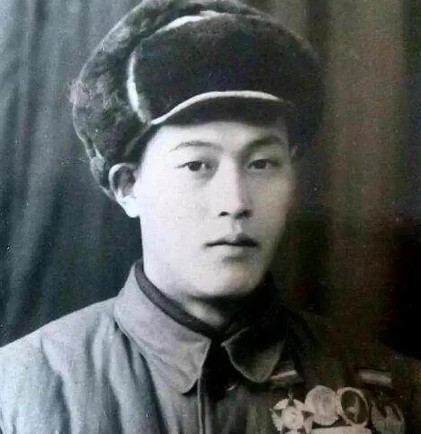1950年，<em>张文荣</em>热血参军，奔赴朝鲜战场，担任志愿军通信参谋。在一次战斗中，他重