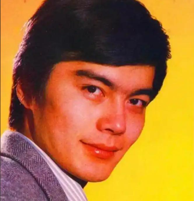 很多人说，许亚军儿子许何的颜值，比不上老爹。回看许亚军年轻时的照片，发现他长得