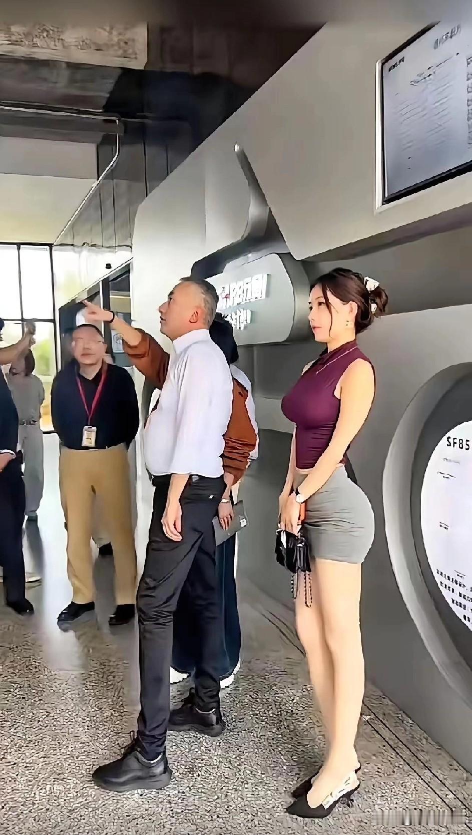 大家觉得这是领导夫人？还是领导秘书呢？