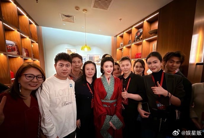 明星和普通人差别真大，怪不得王楚然被称为小刘亦菲。