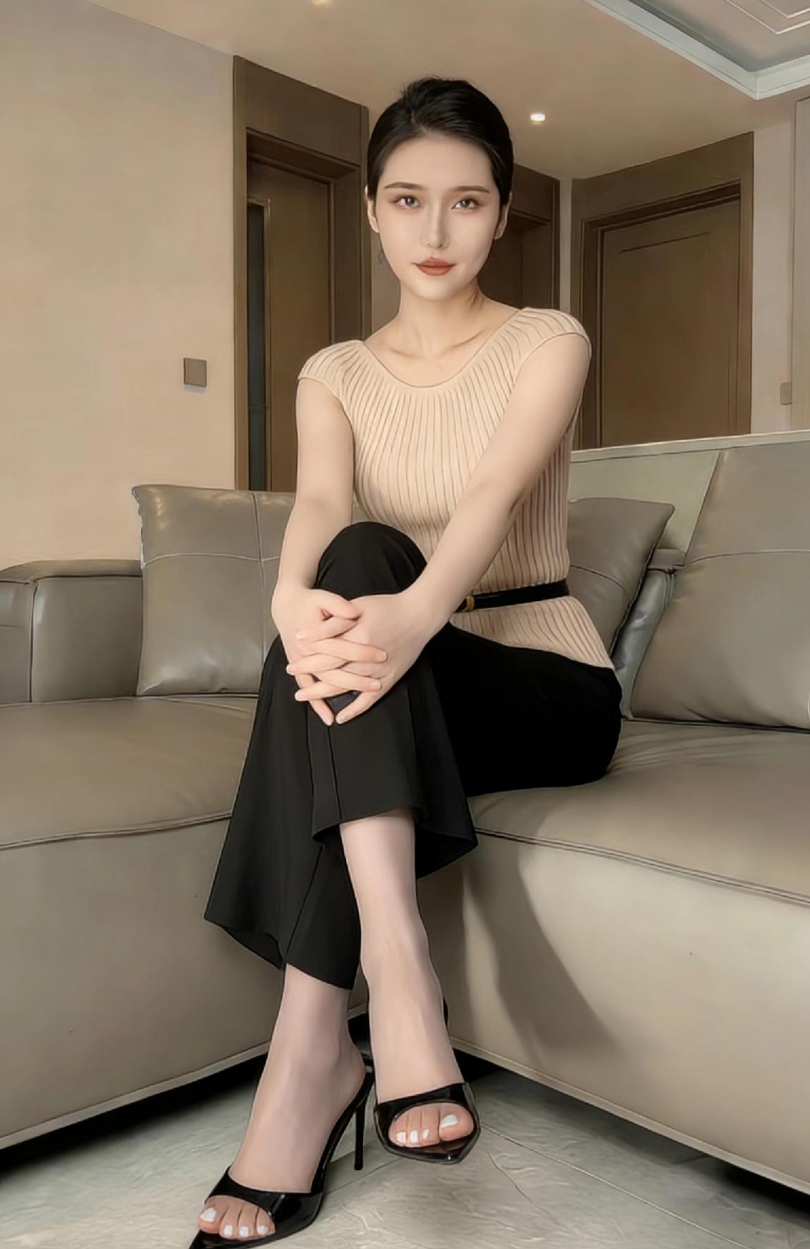 美人倚坐，静如秋水。