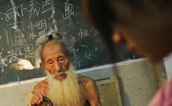 2021年，一个87岁的老人，他的8个儿子都不愿意赡养他，他到广州美院当了20年