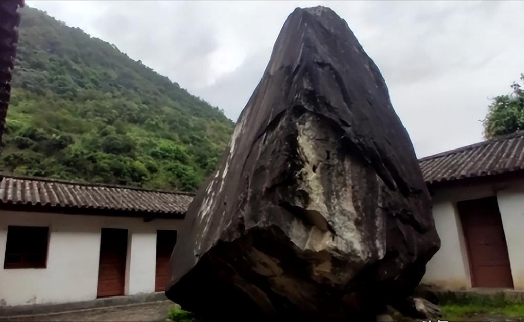 1983年怒江一中学突然飞来一颗500吨的巨石，稳稳地立在院子中央，并且