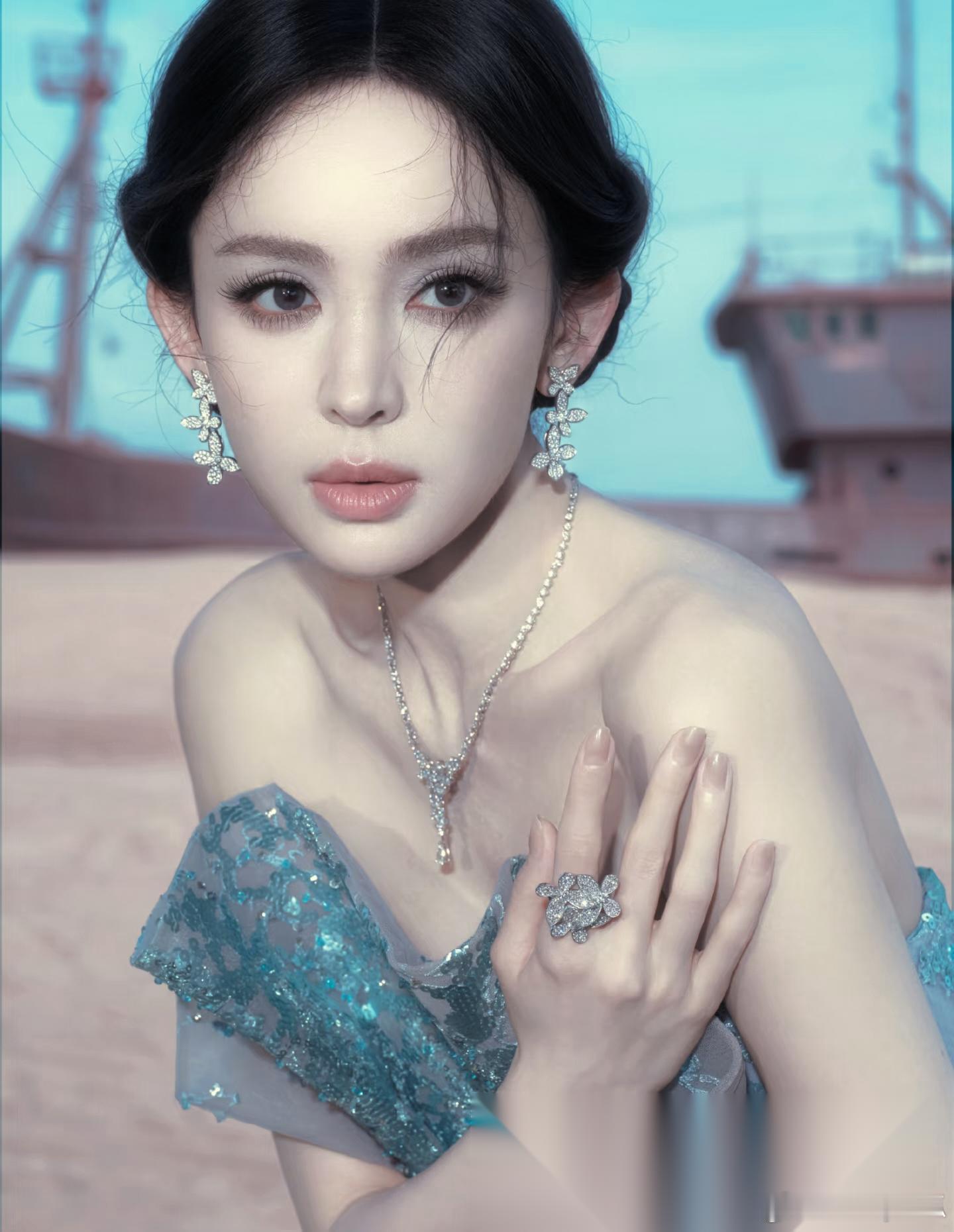娜扎挑男人这件事，问题真的很大。明眼人都能看出来，她不是眼光差，是把人想得太