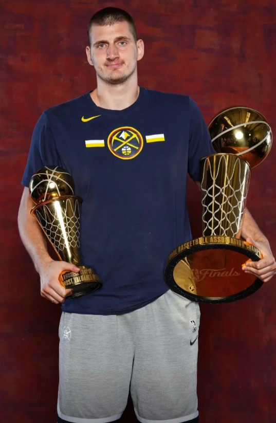 为什么掘金最近赢几场球，约基奇在湖区疯狂被黑一直不停的说约基奇队友怎么怎么强，